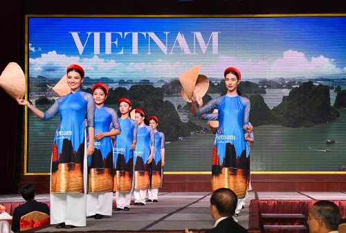  Trình diễn áo dài truyền thống Việt Nam